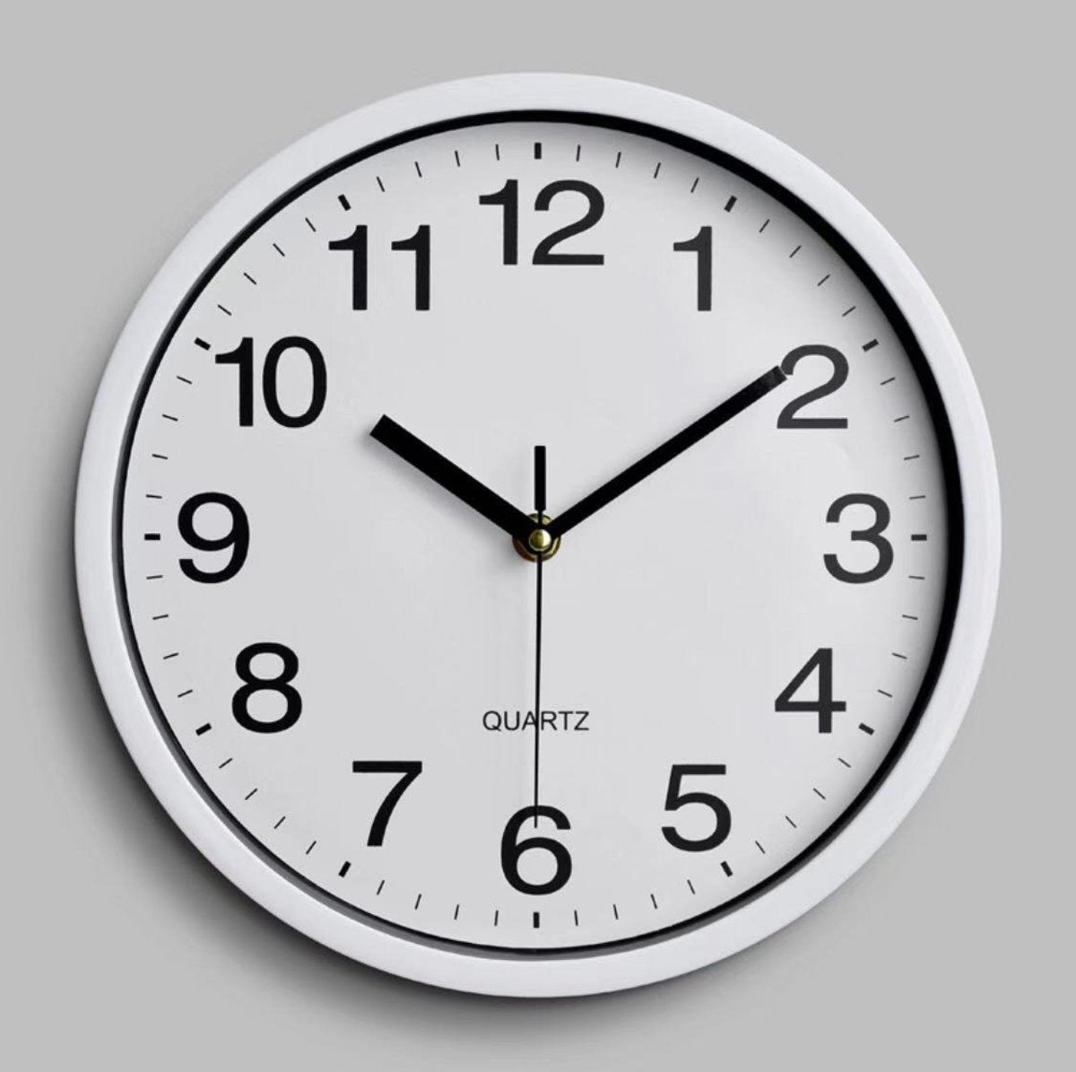 10英寸 現代簡約個性創意圓形壁鐘 靜音掛鐘 時尚客廳數字掛鐘時尚 客廳掛鐘 白色