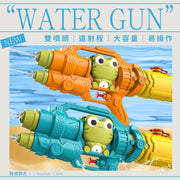 雙水柱!夏日清涼青蛙水槍|超遠射程 大容量 易操作 耐摔不漏水 雙噴頭出水設計 |兒童卡通水槍玩具 打水仗戲水吡水槍噴水槍玩具|夏天小朋友寶寶男孩女孩用 戶外沙灘/泳池/公園/洗澡沖涼/遊水游泳/度假