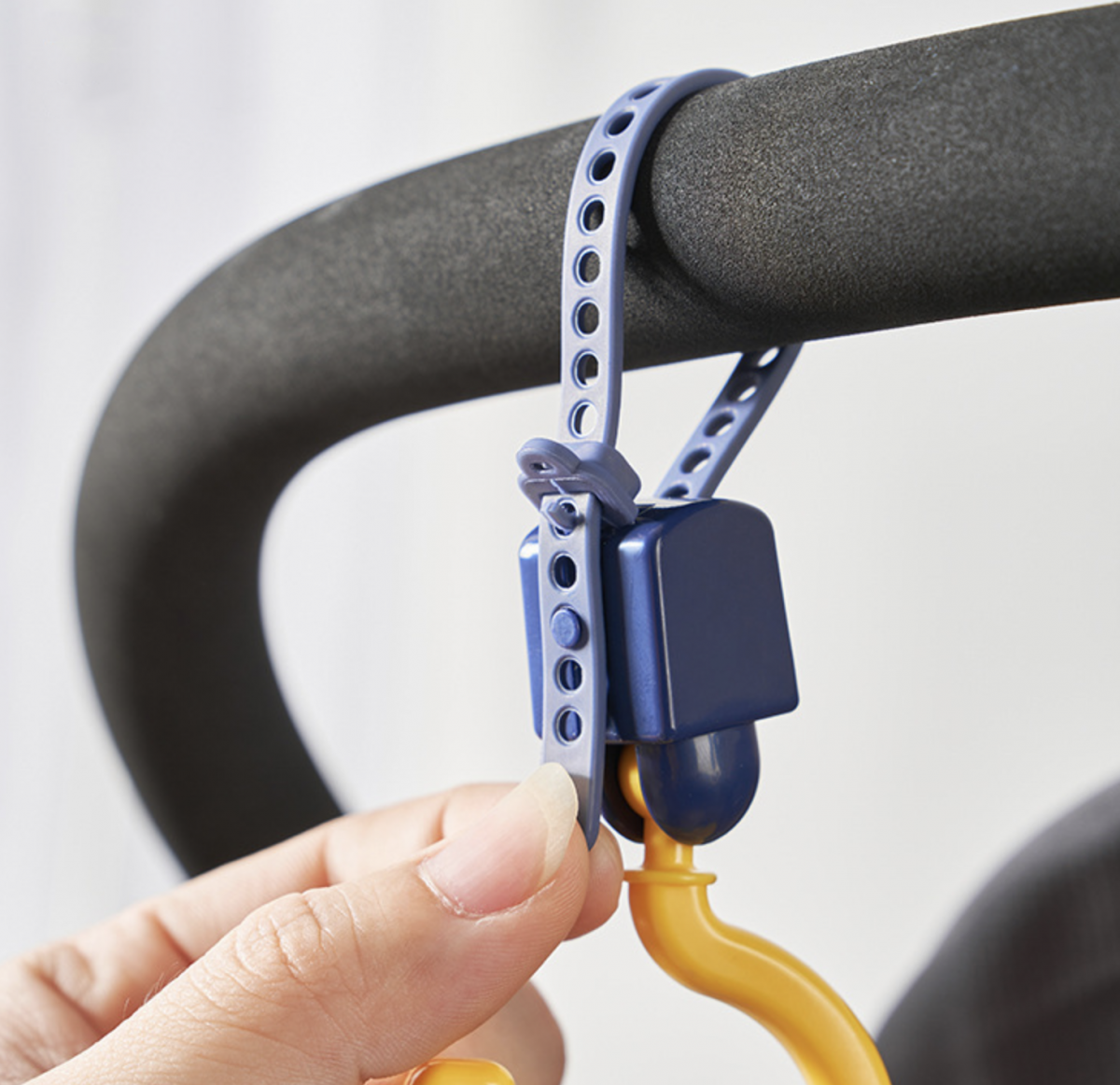 可調360度旋轉BB車掛鉤嬰兒推車掛包配件推車掛鉤 可承重3kg 防滑帶設計(兩個裝顏色随機)