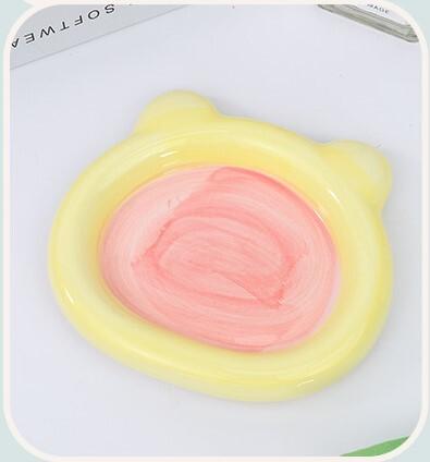 【預防黑下巴】健康手作陶瓷寵物零食碗 大平碗口防壓迫鬍鬚 防打翻 貓碗陶瓷保護頸椎大口徑 貓咪飯碗狗狗零食碗矮腳寵物碗碟(黃粉小熊款)