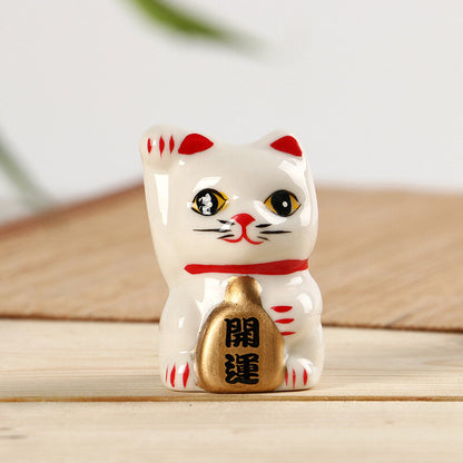 Cultural and creative ZAKKA Japanese creative gift ceramic cat ornaments for good luck and fortune, lucky cat ceramic ornaments, New Year ornaments, Feng Shui ornaments