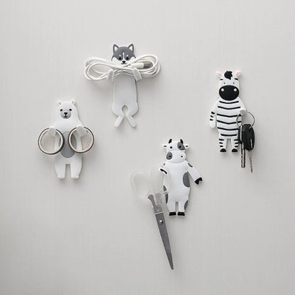 A set of 4 creative and cute animal-shaped hanging hooks for kitchen and bathroom storage without leaving traces on the wall (a set of 4 pieces), key hanging, toothbrush hanging, towel hanging, adhesive hook