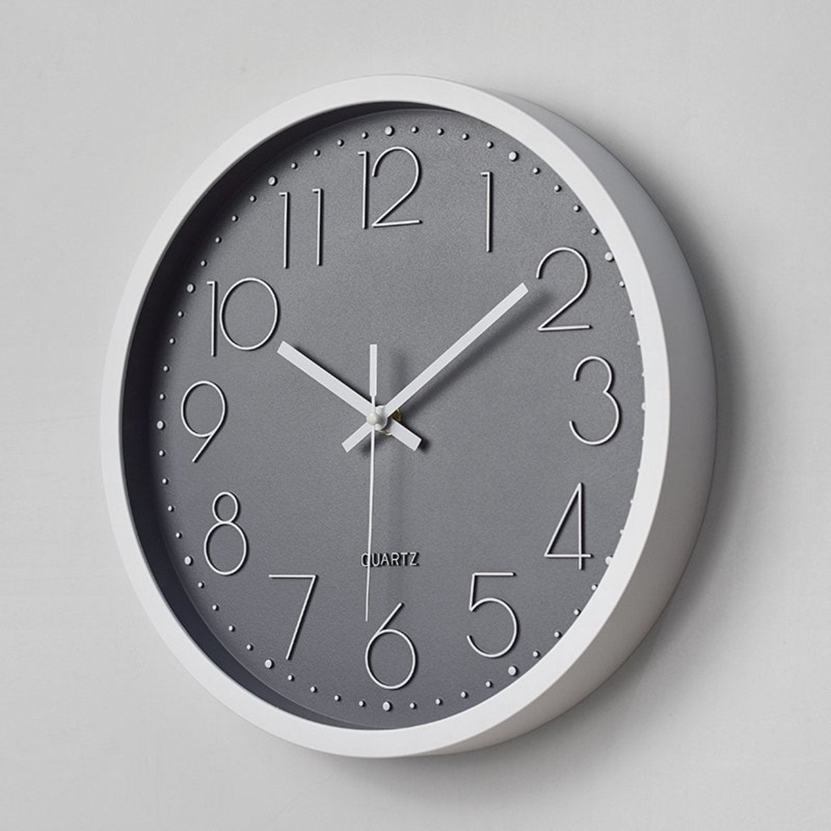 10英寸 現代簡約個性創意圓形壁鐘 靜音掛鐘 時尚客廳數字掛鐘時尚 客廳掛鐘 碳灰 電子鐘