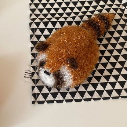 Japanese Zakka red panda scouring pad powerfully removes oil stains, cute kitchen dishes, pots and pans, dish towels, cartoon home toilet, bathroom cleaning sponge (brown)
