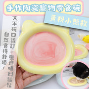 【预防黑下巴】健康手作陶瓷宠物零食碗大平碗口防压迫胡须防打翻猫碗陶瓷保护颈椎大口径猫咪饭碗狗狗零食碗矮脚宠物碗碟（黄粉小熊款）