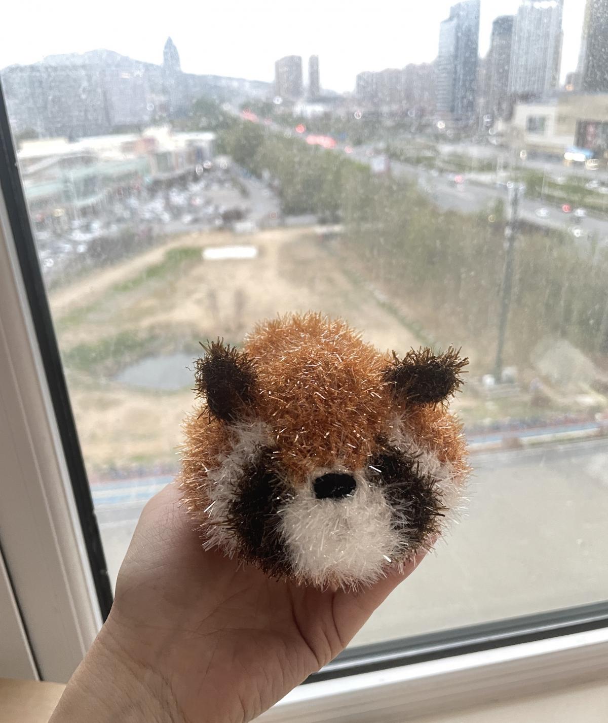 Japanese Zakka red panda scouring pad powerfully removes oil stains, cute kitchen dishes, pots and pans, dish towels, cartoon home toilet, bathroom cleaning sponge (brown)