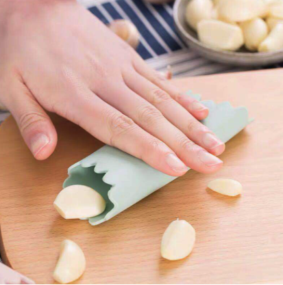 Mini garlic peeling garlic peeler, a good kitchen helper for peeling garlic, food grade silicone garlic peeler, garlic tube kitchen knife